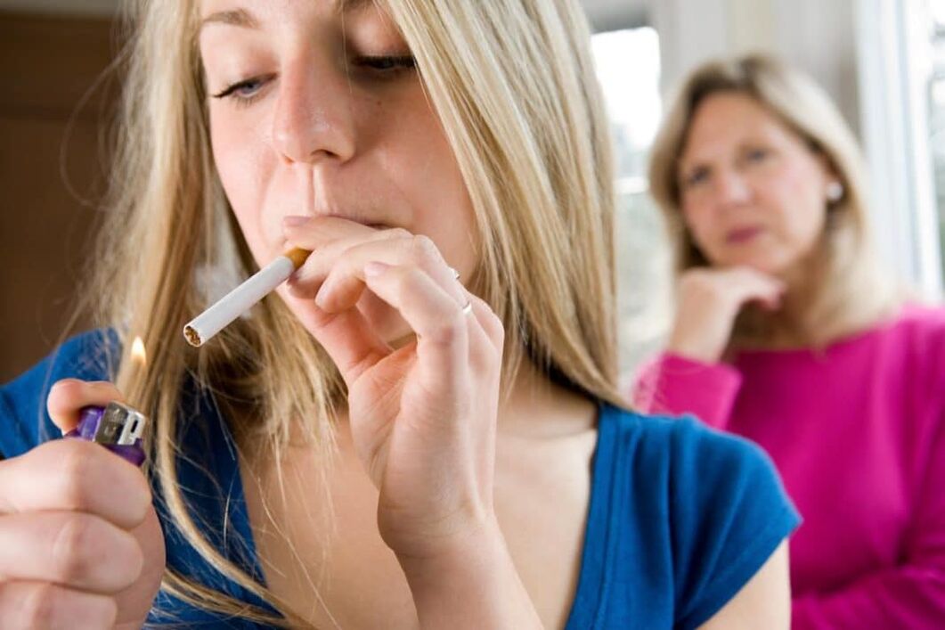 I rapporti familiari possono portare al fumo tra gli adolescenti