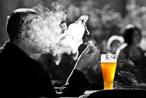 bere alcol stimola la voglia di fumare