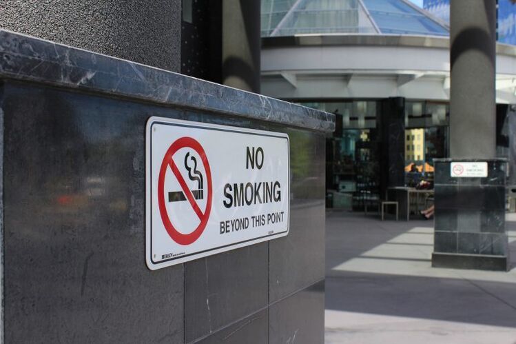il divieto di fumo nei luoghi pubblici incoraggia a smettere di fumare